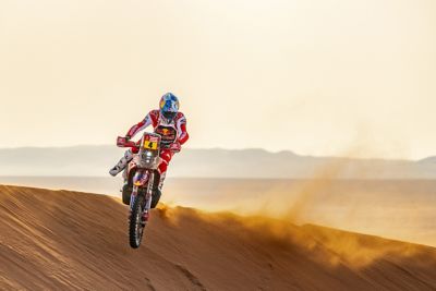 SAM SUNDERLAND AND DANIEL SANDERS RATTLE UP THE LEADERBOARD ON DAKAR DAY TWO